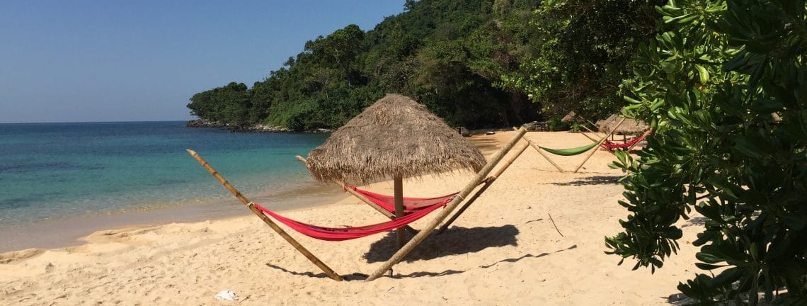 Vue sur plage au Cambodge / Hammacs sur la plage / Vacances balnéaires au Cambodge, Asie