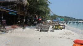 Restaurant sur plage, ponton et mer en Asie