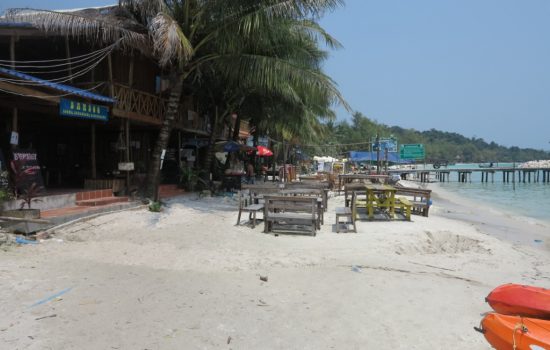 Restaurant sur plage, ponton et mer en Asie