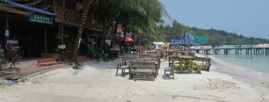 Restaurant sur plage, ponton et mer en Asie