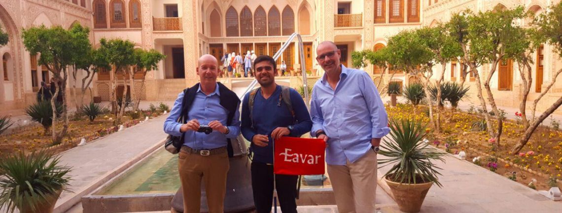 Touristes et guide de l'agence Eavar en Iran