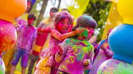 Des enfants qui jouent avec les couleurs en Inde pour Holi
