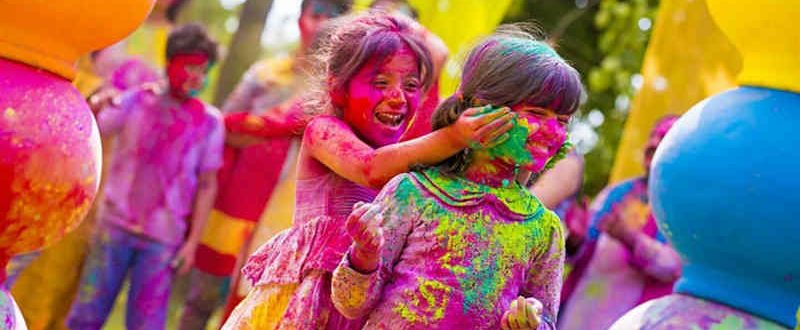 Des enfants qui jouent avec les couleurs en Inde pour Holi