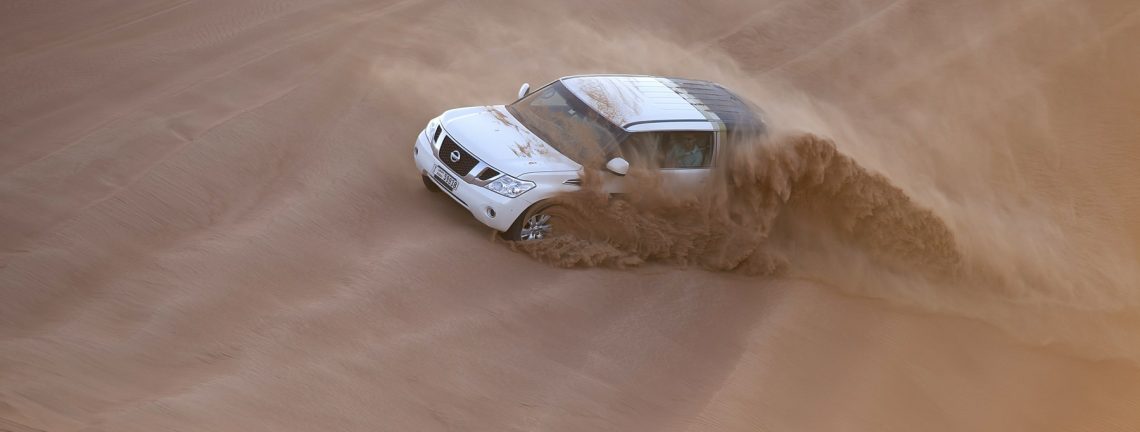 Voiture dans le désert en Iran