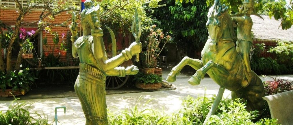 Statues et végétation au Cambodge, Asie