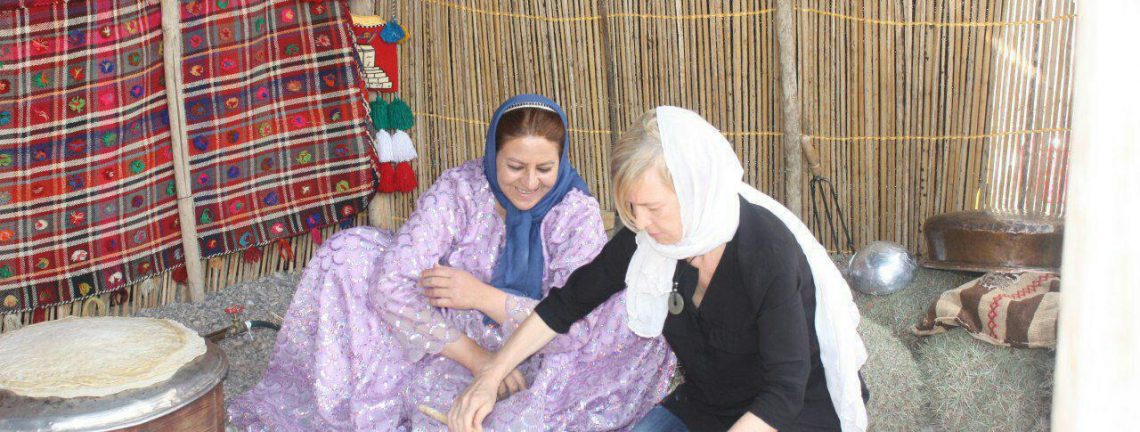 Des femmes préparent le pain en Iran