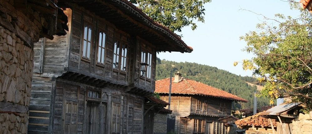 Zheravna le village aux maisons en bois en Bulgarie