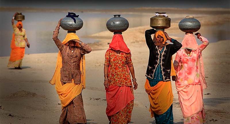 Femmes portant des pots sur la tête en Inde