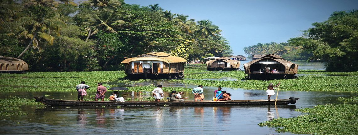 Des barques traditionnelles maisons flottantes en Inde