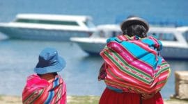 Femme et fille en tenues traditionnelles en Bolivie