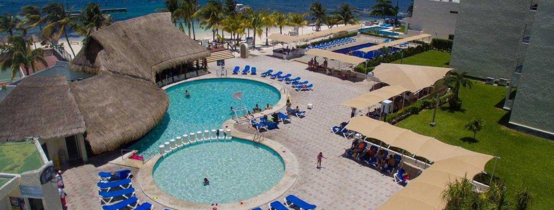 Hôtel Aquamarina Beach 4* à Cancun, piscine, chases longues, transats, parasols, Mexique, séjour à la mer