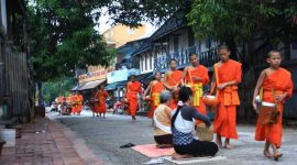 Des moins bouddhistes au Laos, rituel, traditions