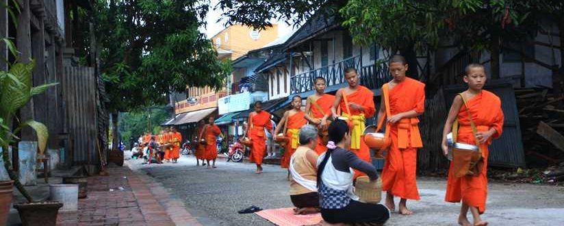 Des moins bouddhistes au Laos, rituel, traditions