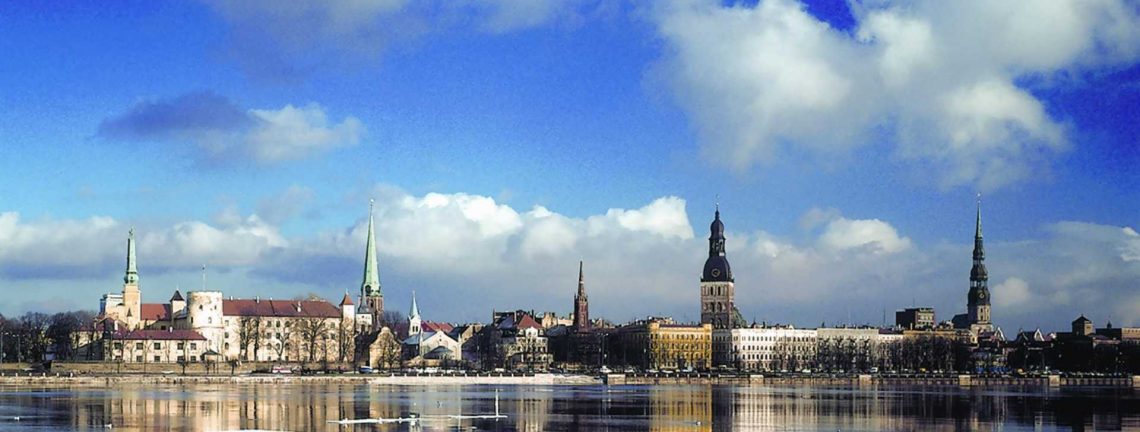 Vue sur la ville de Riga en Léttonie, Pays Baltes, ciel bleu et nuages