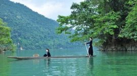 Barque sur le lac Ba Be au Vietnam