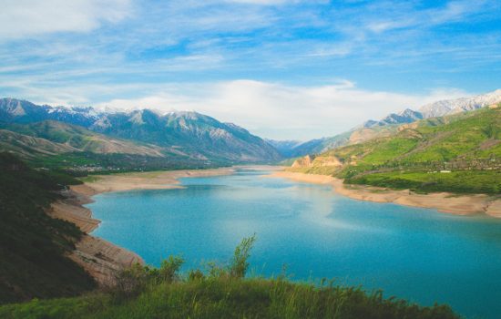 Paysage / Vue sur lac et montagnes au Moyen Orient