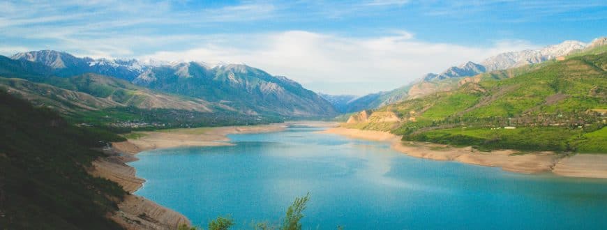 Paysage / Vue sur lac et montagnes au Moyen Orient