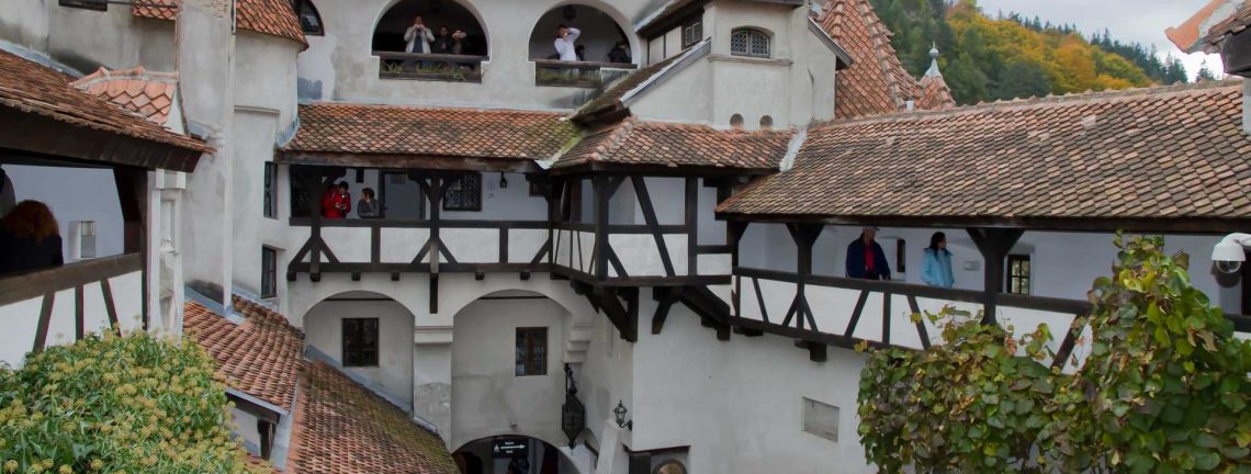 La cour intérieure du château de Dracula à Bran, en Transylvanie, architecture traditionnelle, à voir en Roumanie, à visiter en Roumanie