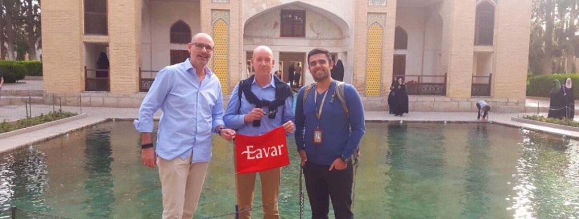 Des touristes avec le guide de l'agence Eavar en Iran