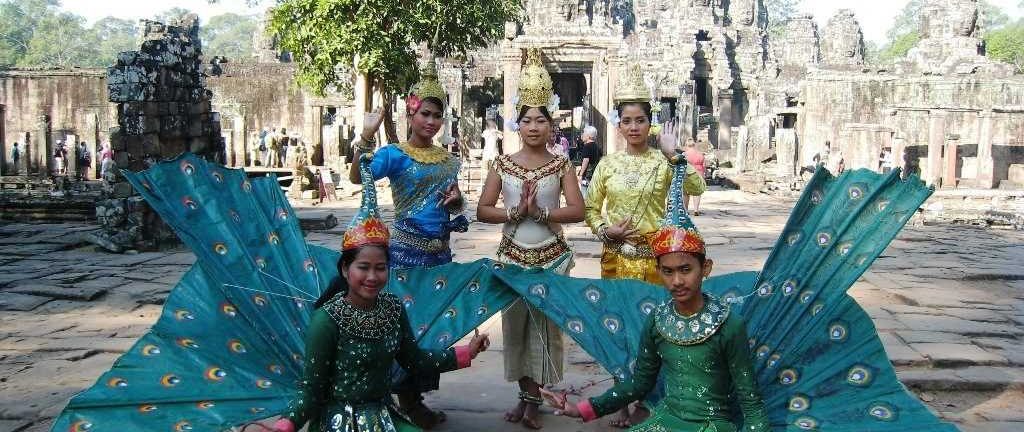 Tenues au Cambodge / Locaux devant temple / Asie