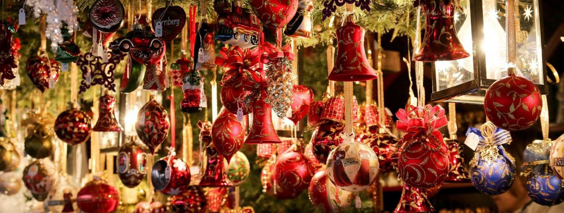 Décorations de Noël, boulles de Noël rouges, en verre, vitrine de Noël à Nuremberg, Allemagne