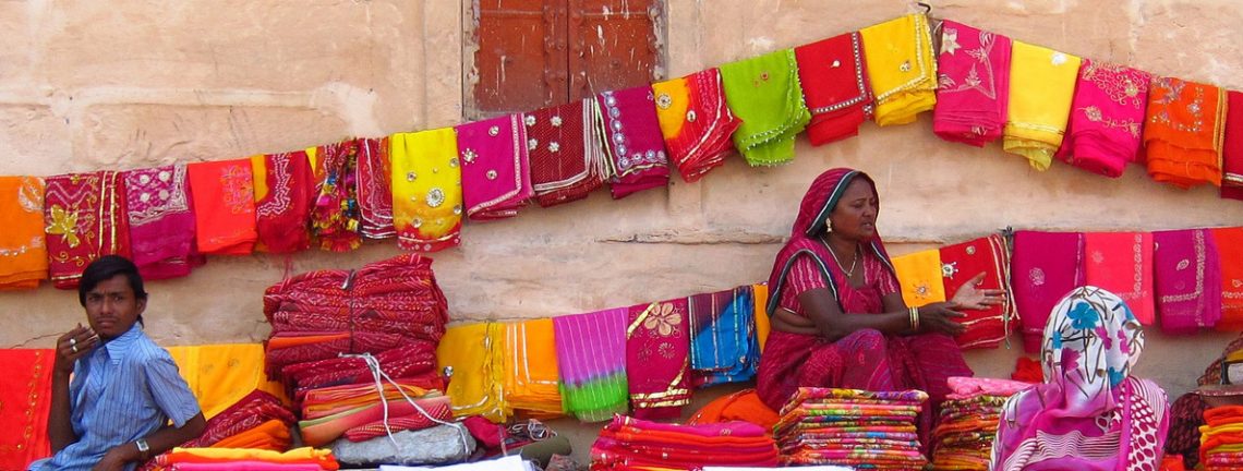 Tissues colorés au marché en Inde