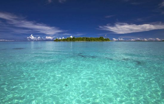 Vue sur la mer et île en Indonésie