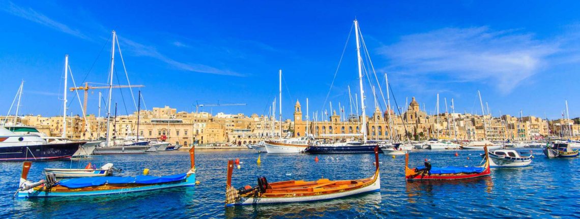 Des barques et vue sur le port de Valetta à Malte, Europe, ciel bleu