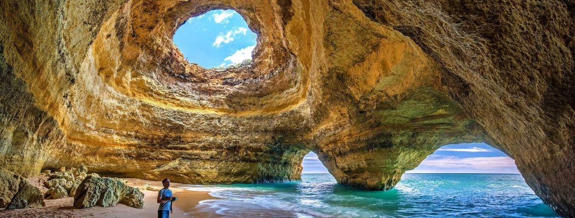 Vue intérieure de la grotte de mer Benagil, plage Algarve, Portugal, Europe