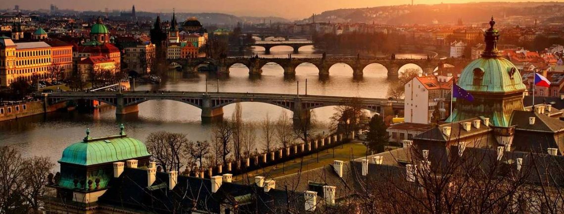 Vue sur les ponts à Prague