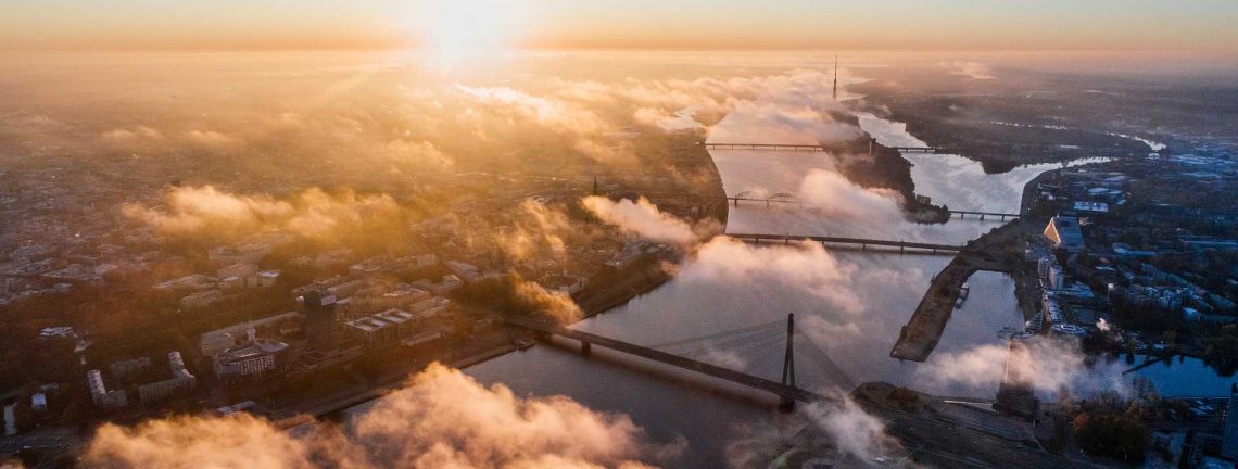 Vue sur Riga, ponts sur la rivière, coucher du soleil, nuages, Pays Baltes
