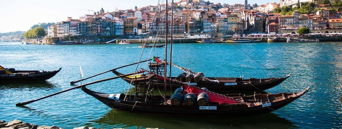 Barques sur la rivière Douro au Portugal
