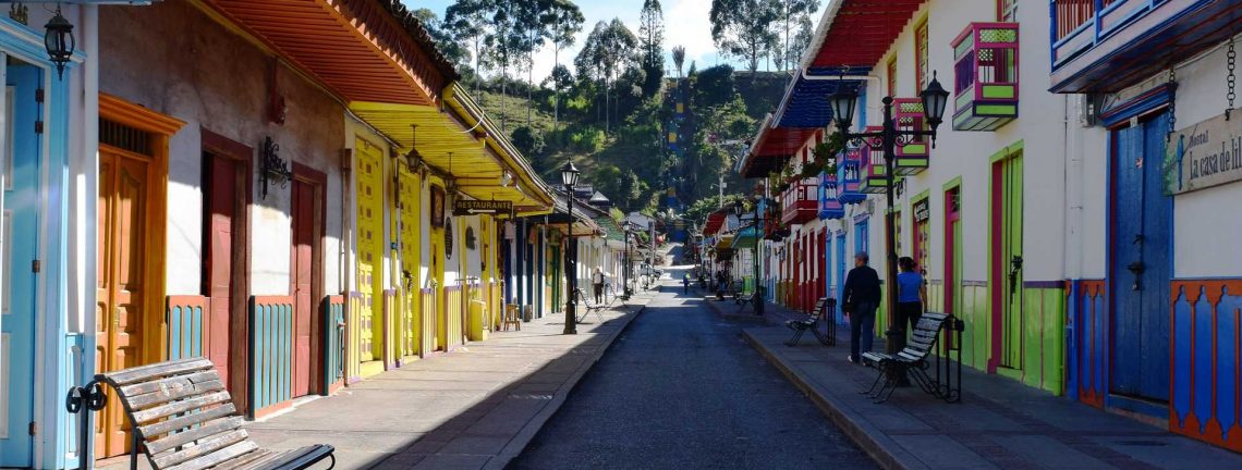 Rue et maisons traditionnelles et colorées à Salento en Colombie