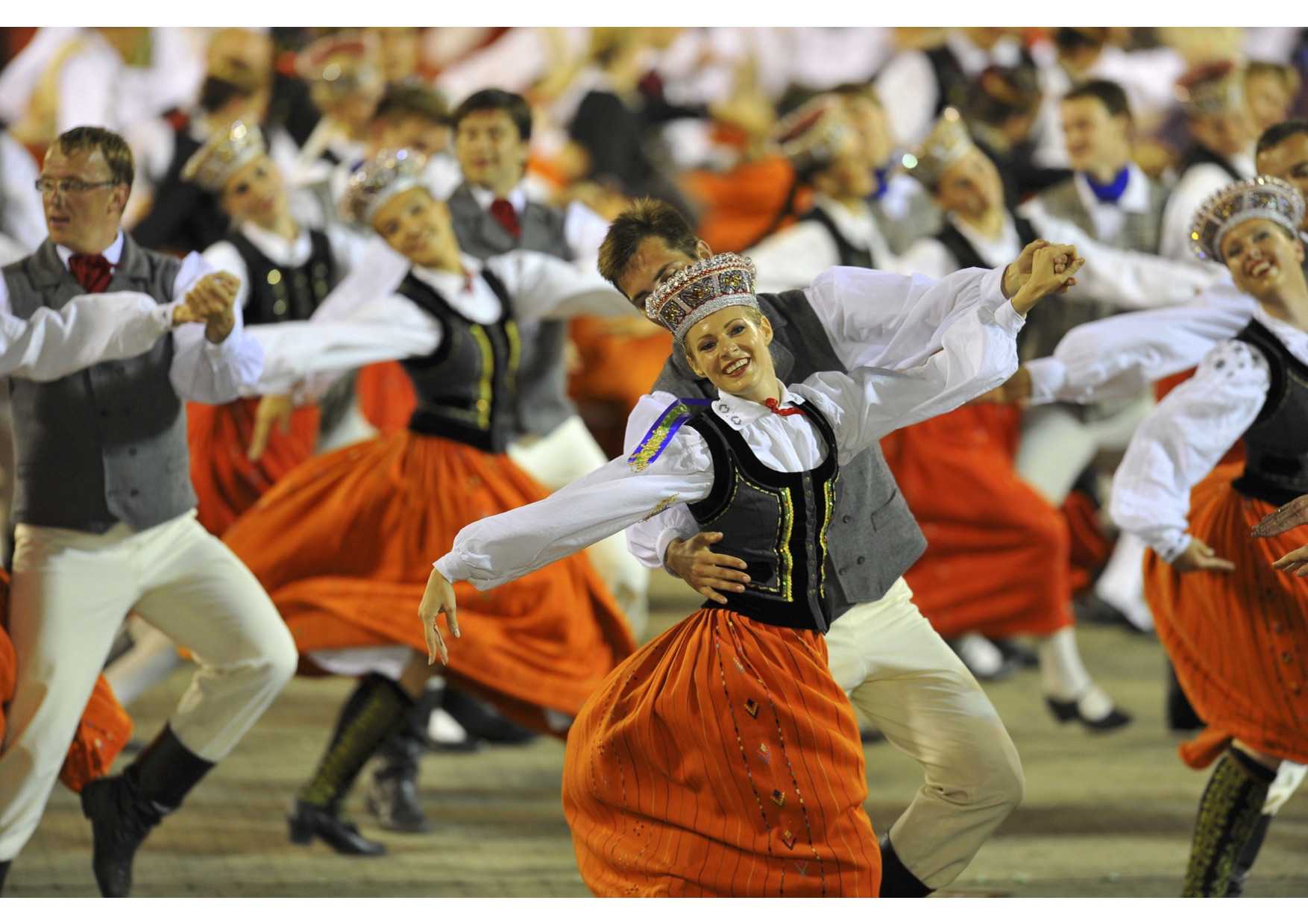Народный танец с барбадоса. Латвия праздник Лиго танцы. Народные танцы. Латышские народные танцы. Латышский танец.