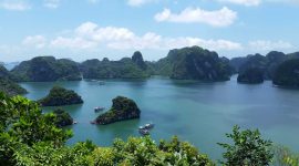Vue sur la baie d'Halong au Vietnam en Asie