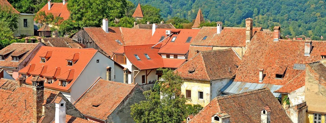 Vue panoramique sur village en Transylvanie